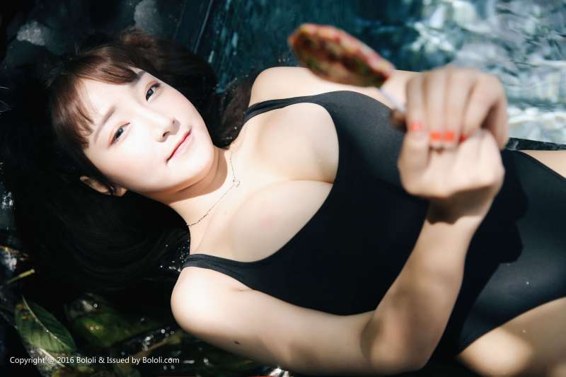 芒果柯柯-G奶的贴面诱惑写真