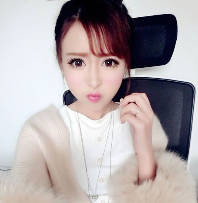 90美女星王曼妮可爱自拍照