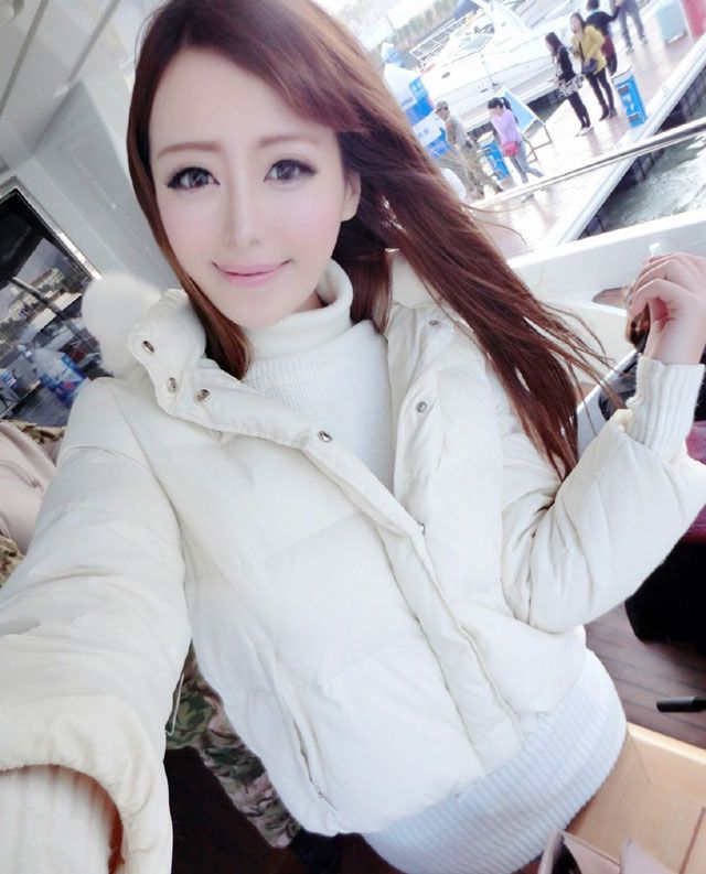 90美女星王曼妮可爱自拍照