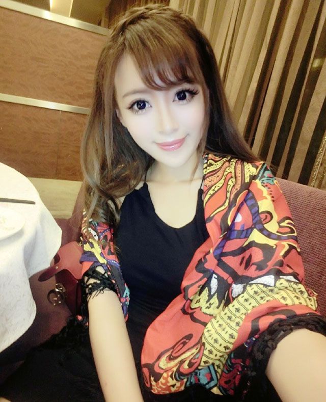 90美女星王曼妮可爱自拍照