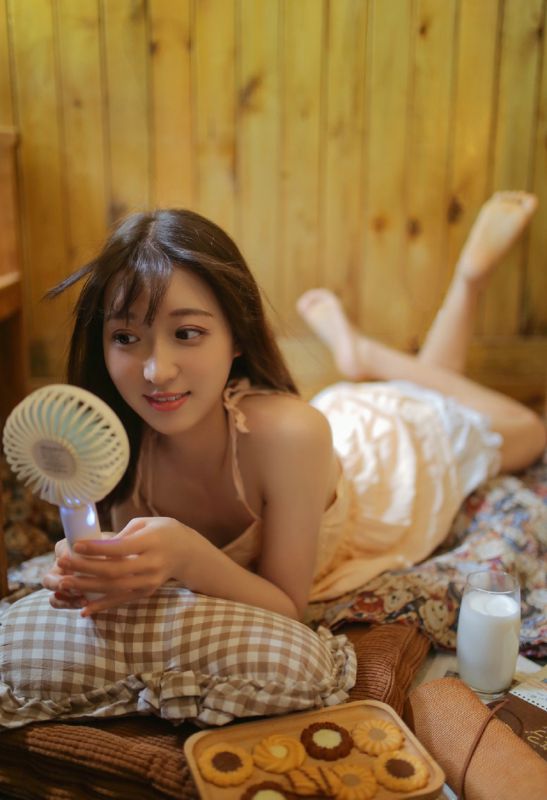 牛乳少女甜美清纯女神吊带睡裙内衣个人写真