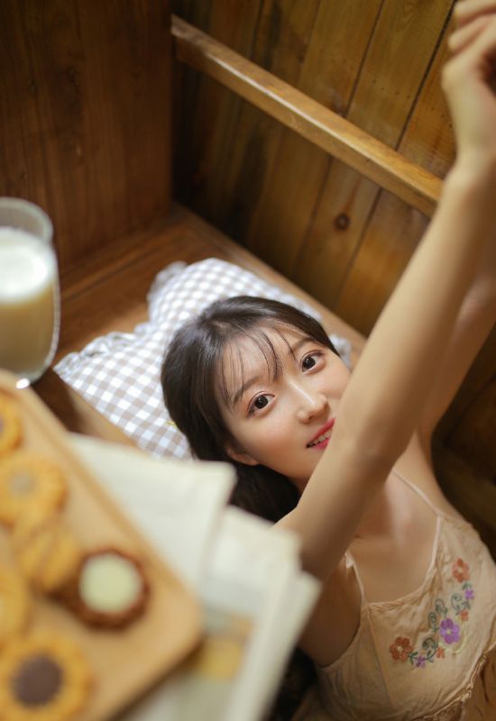 牛乳少女甜美清纯女神吊带睡裙内衣个人写真