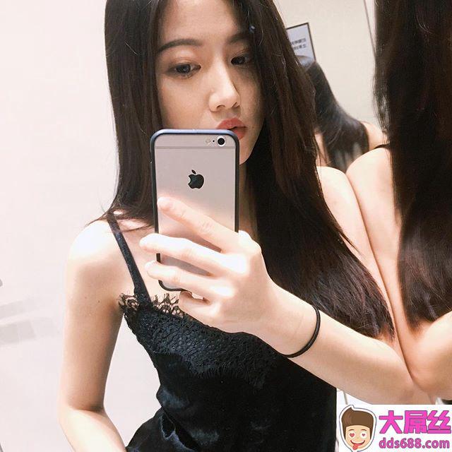 美得清新脱俗！Monica气质就让人恋爱居然还有那般美乳
