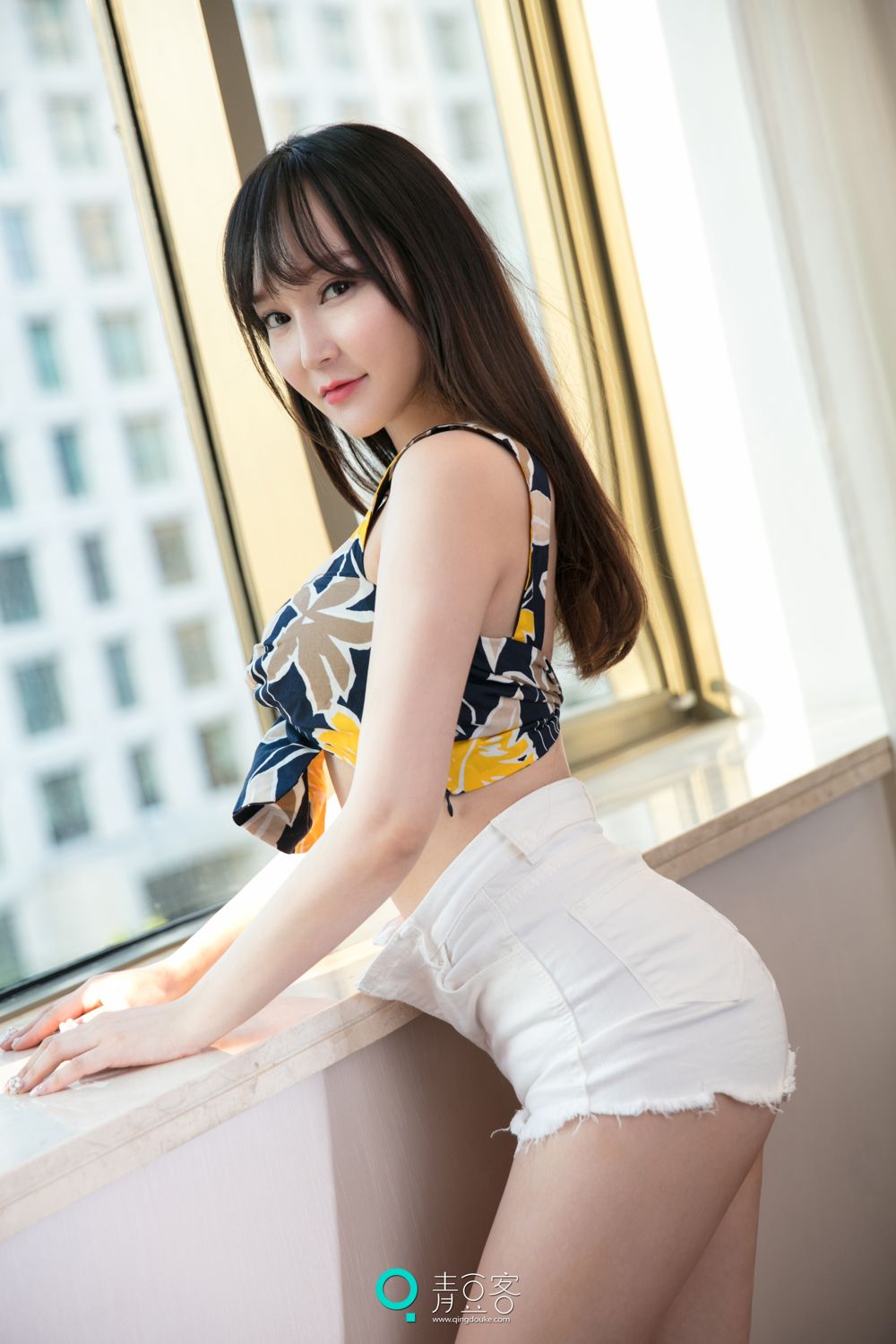 阳美女吴娇阳台靓丽照
