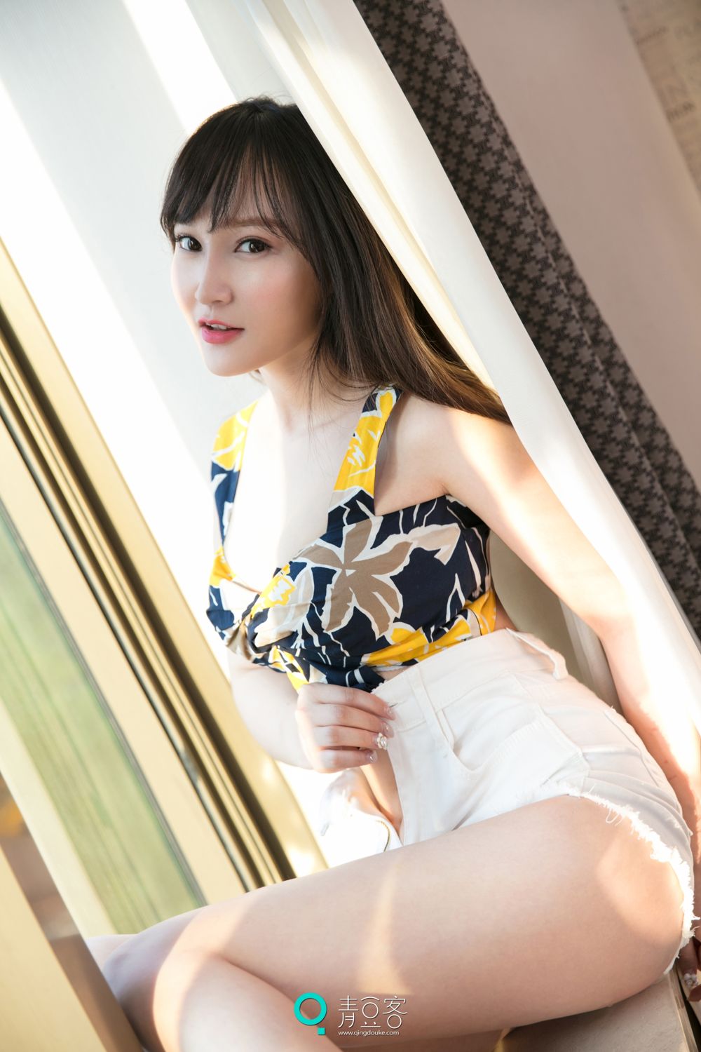 阳美女吴娇阳台靓丽照