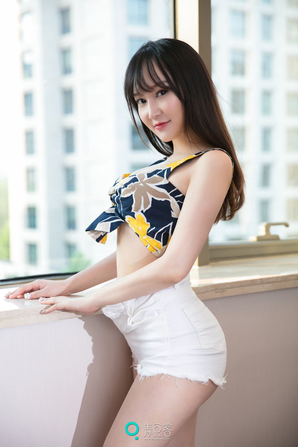 阳美女吴娇阳台靓丽照