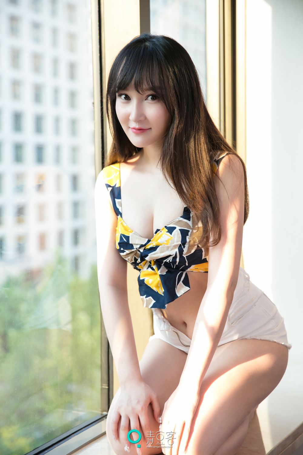 阳美女吴娇阳台靓丽照