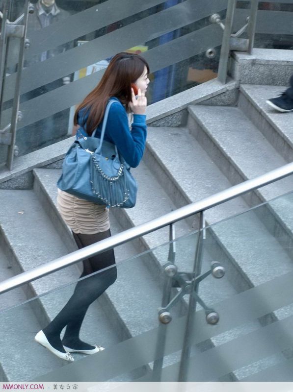 街拍尚短裙丝袜美眉迷人写真