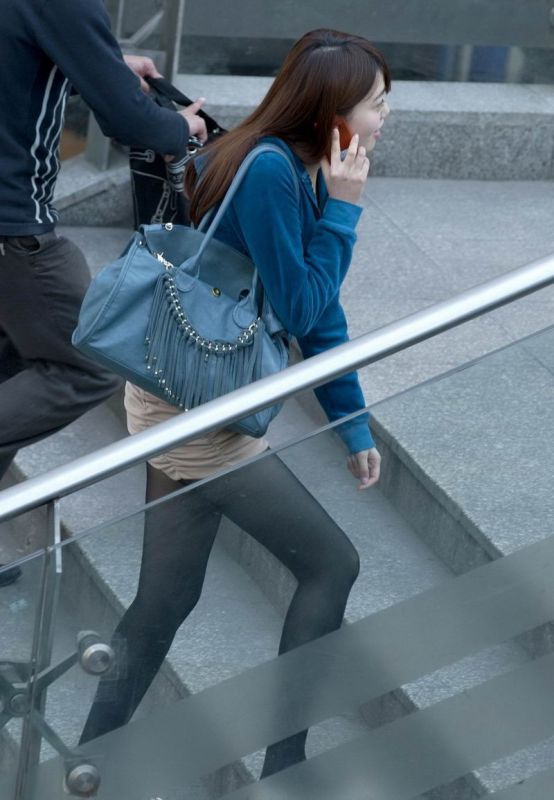 街拍尚短裙丝袜美眉迷人写真