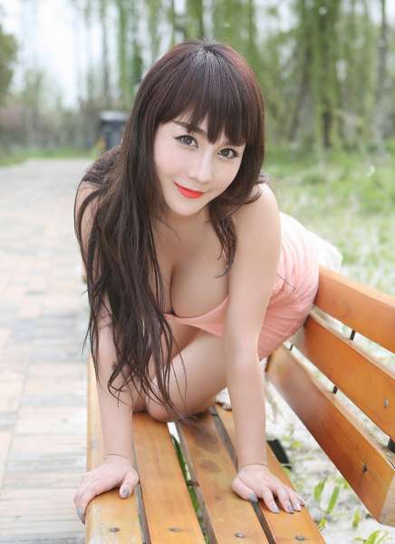 爆乳美女陈巧蓓户外吊带裙露乳诱惑照