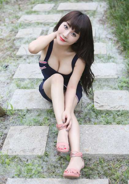 爆乳美女陈巧蓓户外吊带裙露乳诱惑照