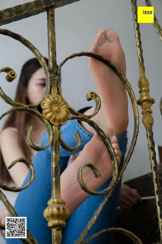 九妹《九妹破洞牛仔裤肉丝》美腿丝足套图