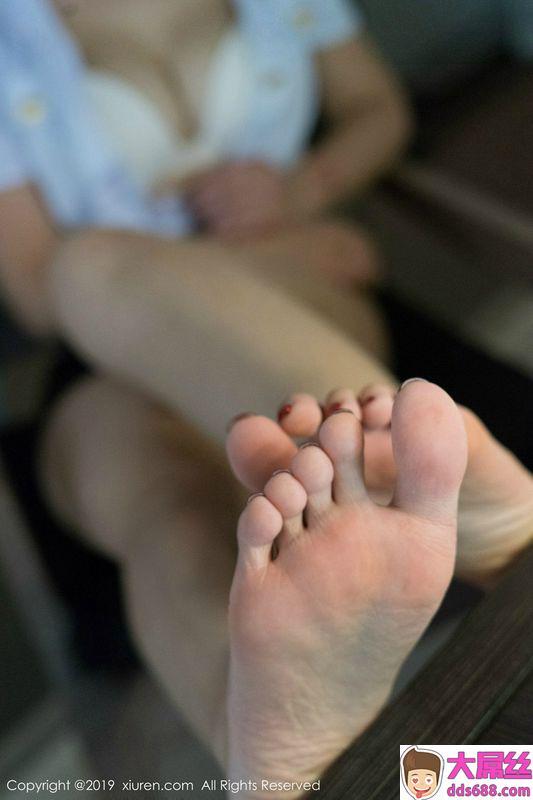 女神妲己_Toxic马尔代夫旅拍空乘制服真空露豪乳诱惑写真